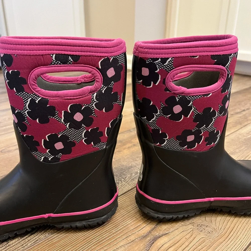 EUC BOG Boots Petal Floral print, Black and Pink Waterproof rain/snow, Size 2